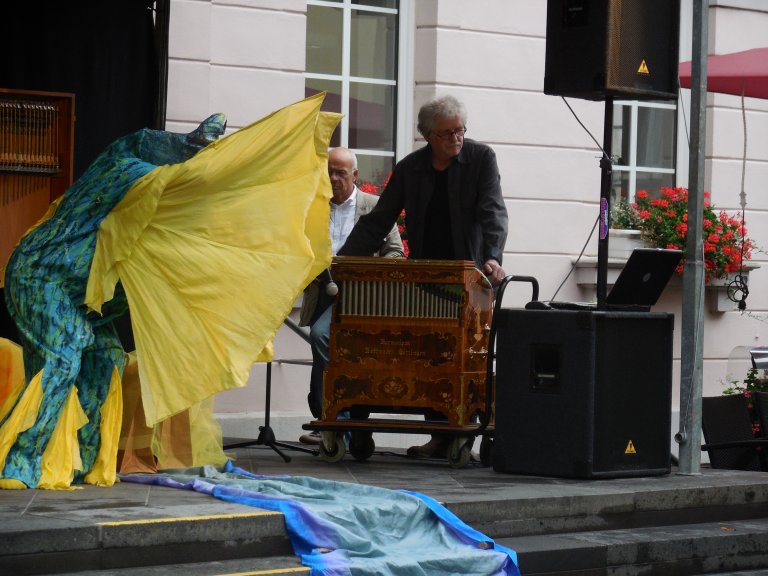 Performance fish beim Kunstmarkt Remagen