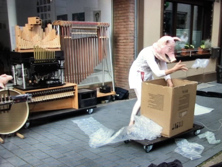 Performance DER INNERE SCHWEINEHUND beim Kunstmarkt Remagen